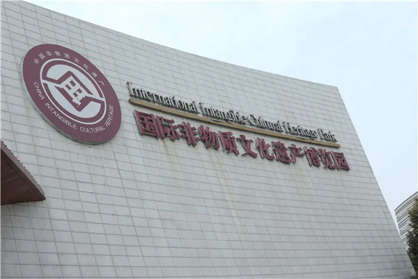 樓頂大型發(fā)光字制作安裝報價方案，可私咨詢哦